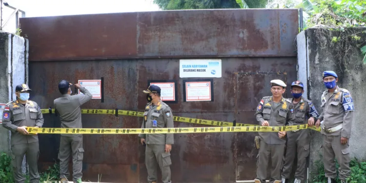 Satpol PP Kabupaten Serang Segel Peternakan Ayam di Cikeusal - HALO BANTEN