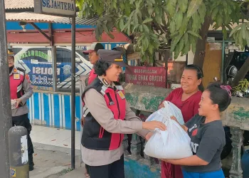 Polwan Polres Metro Tangerang Kota Bagi-bagi Sembako