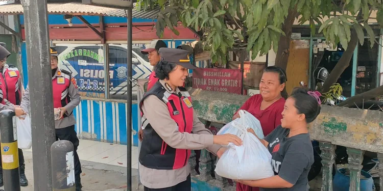 Polwan Polres Metro Tangerang Kota Bagi-bagi Sembako
