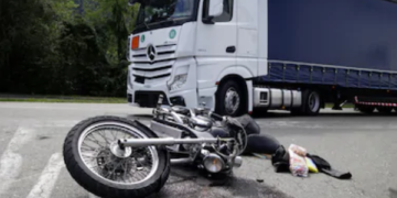 Kecelakaan Lantas, Gagal Salip Truk Gandeng Pemotor Terjatuh