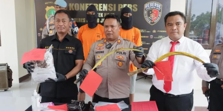 Pelaku tidak membawa sajam, akhirnya si korban menyerahkan sajam ke pelaku untuk saling duel