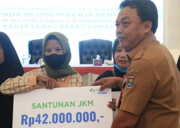 Disnaker Kabupaten Tangerang Serahkan Bukti Kepesertaan BPJS Ketenagakerjaan Kepada Pekerja Rentan