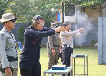 Persiapan Guyub TNI-Polri, Kapolda Banten Latihan Menembak