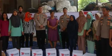 HUT Bhayangkara ke-77, Polres Tangsel Distribusikan 222 Paket Sembako di Serpong
