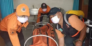 Mobil Listrik Mewah Seruduk Pembatas Jalan di GT Ciputat