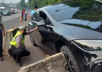 Mobil Listrik Mewah Seruduk Pembatas Jalan di GT Ciputat