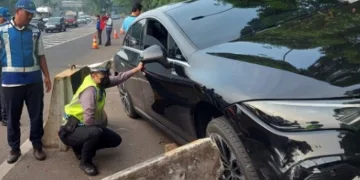Mobil Listrik Mewah Seruduk Pembatas Jalan di GT Ciputat