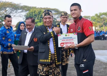 Pj Gubernur Al Muktabar Berikan Bonus Atlet Peraih Medali pada Sea Games 2023