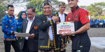 Pj Gubernur Al Muktabar Berikan Bonus Atlet Peraih Medali pada Sea Games 2023