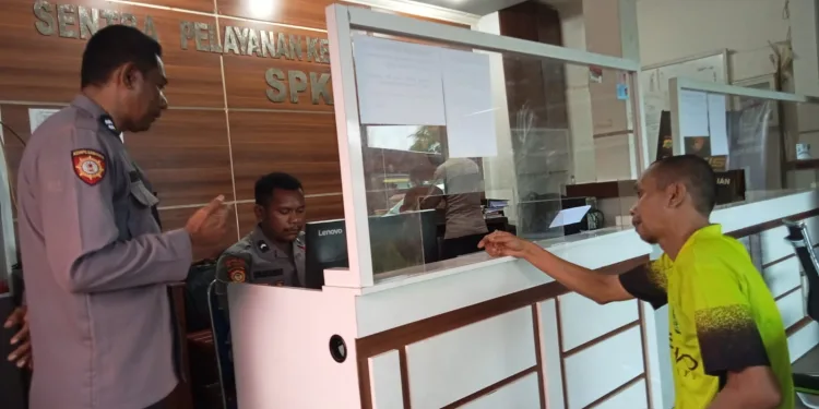 Ketua PWI Papua Barat, Bustam saat mendampingi membuat laporan polisi (LP) di Polresta Manokwari, Selasa (6/6/2023)