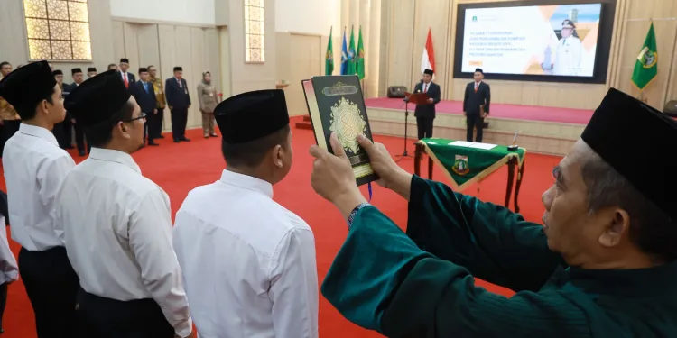 Pelantikan 56 Pejabat Fungsional dan 34 Pegawai Negeri Pemprov Banten
