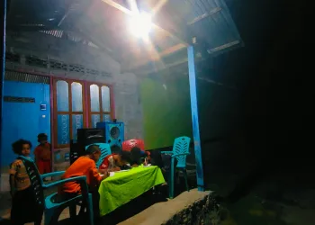 Negara Hadir, PLN Terangi Masyarakat Enam Desa di Empat Kabupaten NTT