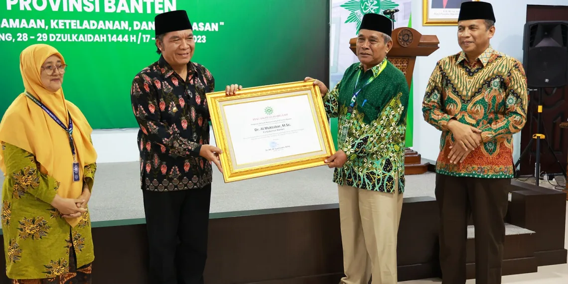 Penghargaan diserahkan Ketua PW Muhammadiyah Syamsudin kepada Al Muktabar pada Pembukaan Rapat Kerja (Raker) Muhammadiyah I PW Muhammadiyah dan Aisyiyah Provinsi Banten, Sabtu (17/6/2023)