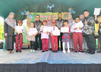 Perpisahan SD Negeri Cijambe Cikidang Ditandai Upacara Adat Sunda dan Sungkeman