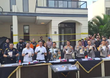 Truk Molen Tabrak Tiang Listrik di Ciputat