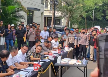 Truk Molen Tabrak Tiang Listrik di Ciputat