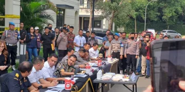 Truk Molen Tabrak Tiang Listrik di Ciputat