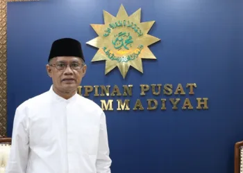 Truk Molen Tabrak Tiang Listrik di Ciputat