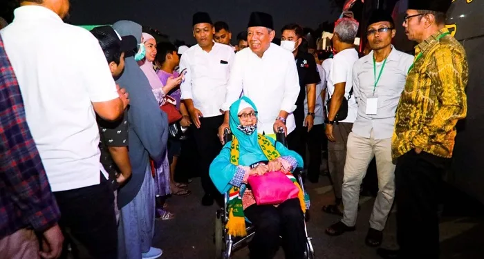 Benyamin Davnie Lepas 393 Calon Haji Asal Tangerang Selatan