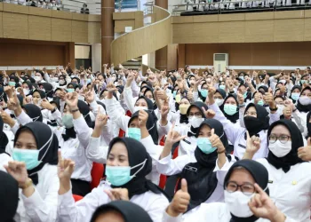 Wali Kota Tangsel Lantik 1.104 PPPK Tenaga Kesehatan