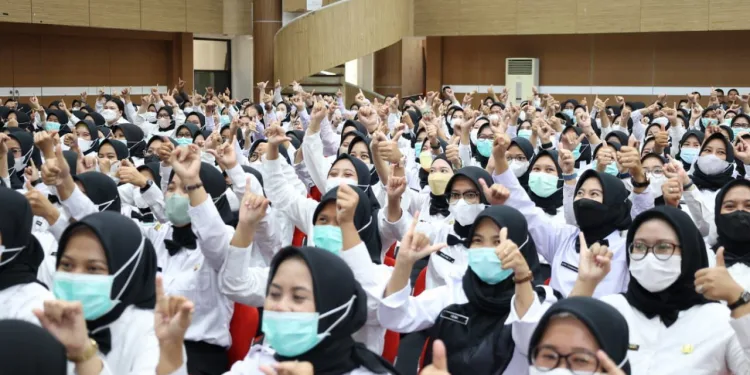 Wali Kota Tangsel Lantik 1.104 PPPK Tenaga Kesehatan