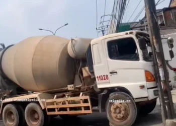 Truk Molen Tabrak Tiang Listrik di Ciputat
