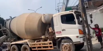 Truk Molen Tabrak Tiang Listrik di Ciputat
