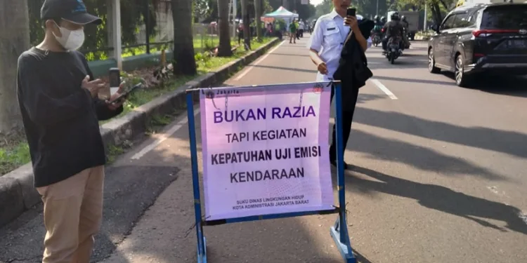 uji emisi karbon kendaraan. (Foto: PMJ News/Twitter @TMCPoldaMetro)