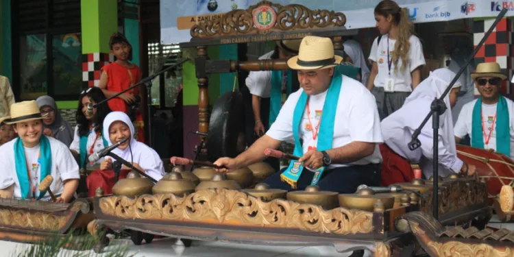 Tarian dan Gamelan Sambut Kedatangan Delegasi UCLG ASPAC Saat Tinjau Sanitasi SDN Pasar Kemis III Kabupaten Tangerang