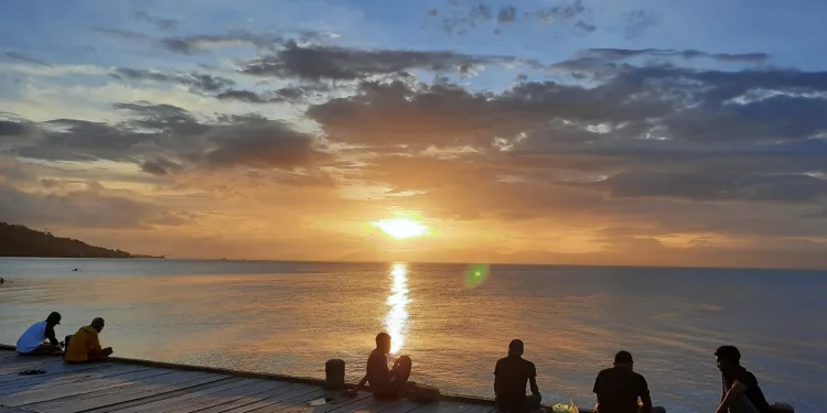 Sejumlah wisatawan melihat pemandangan matahari terbenam di Benteng Amsterdam DSA Wisata Negeri Hila, Maluku.