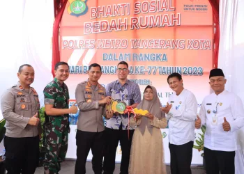 Terima Kunci Usai Rumahnya Dibedah Polri Presisi, Ibu Iyat: Terima Kasih Kapolri