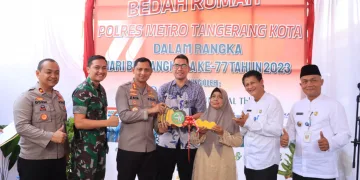 Terima Kunci Usai Rumahnya Dibedah Polri Presisi, Ibu Iyat: Terima Kasih Kapolri