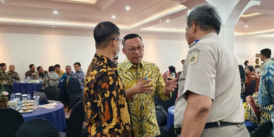 Kepala BPN Kota Depok Indra Gunawan berdiskusi denga Kakanwil BPN Provinsi Jawa Barat Rudi Rubijaya di sela-sela Rapat Koordinasi Program Tematik Sektor Pertanahan Tahun 2023 Wilayah Jawa Barat dengan Komisi Pemberantasan Korupsi (KPK) di Bandung, Selasa 11 Juli 2023.
