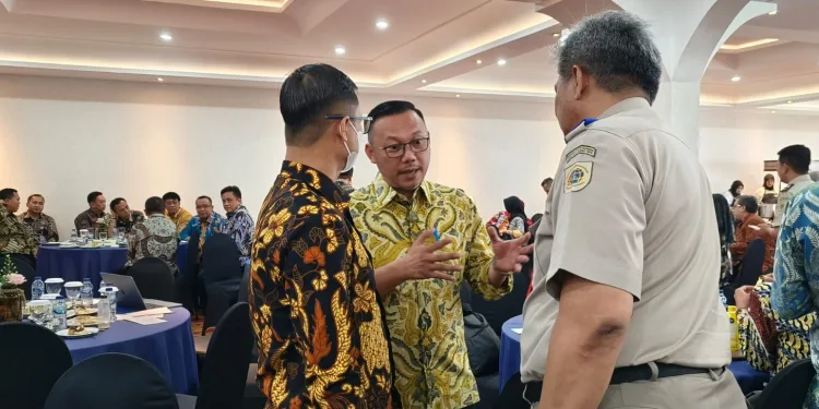 Kepala BPN Kota Depok Indra Gunawan berdiskusi denga Kakanwil BPN Provinsi Jawa Barat Rudi Rubijaya di sela-sela Rapat Koordinasi Program Tematik Sektor Pertanahan Tahun 2023 Wilayah Jawa Barat dengan Komisi Pemberantasan Korupsi (KPK) di Bandung, Selasa 11 Juli 2023.