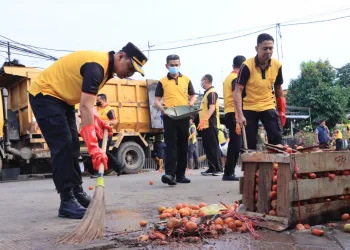 Peduli Lingkungan Pasar Anyar, Polres Metro Tangerang Kota Bersihkan Sampah Bersama Masyarakat