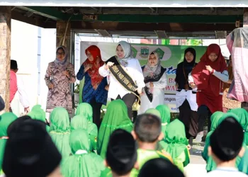 Kampanyekan Hidup Sehat, Bunda PAUD Provinsi Banten Tine Al Muktabar Ajak Siswa Senam