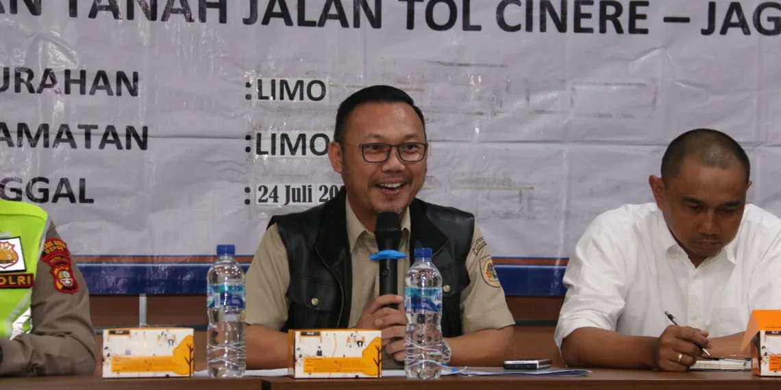 Caption: Kepala BPN Kota Depok Indra Gunawan memimpin langsung pemberian uang ganti kerugian pengadaan tanah Jalan Tol Cinere-Jagorawi oleh BPN Kota Depok pada Senin, 24 Juli 2023 berjalan mulus.