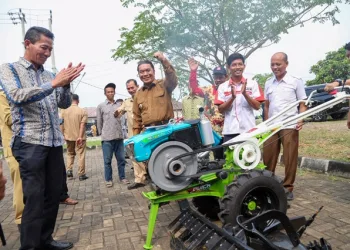 Pj Gubernur Banten Al Muktabar Serahkan Bantuan Traktor Kepada Kelompok Tani