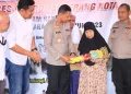 Bedah Rumah di Hari Bhayangkara ke-77, Polres Metro Tangerang Kota Serahkan Kunci Rumah