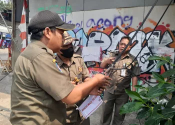 Kabel Semrawut ke Jalan di Kota Tangerang, Polisi dan Satpol PP Turun Tangan