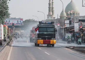Atasi Polusi Udara, Polisi Bersihkan Debu di Jalan Protokol Kota Tangerang Pakai Water Canon