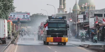 Atasi Polusi Udara, Polisi Bersihkan Debu di Jalan Protokol Kota Tangerang Pakai Water Canon