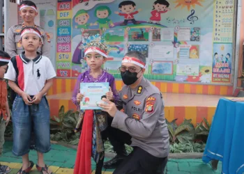 Polri Peduli Budaya Literasi, Polisi Serahkan Buku Bacaan Bagi Taman Belajar di Karawaci Tangerang