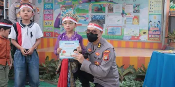 Polri Peduli Budaya Literasi, Polisi Serahkan Buku Bacaan Bagi Taman Belajar di Karawaci Tangerang