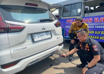 Atasi Polusi Udara, Polisi Bersihkan Debu di Jalan Protokol Kota Tangerang Pakai Water Canon