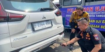 Atasi Polusi Udara, Polisi Bersihkan Debu di Jalan Protokol Kota Tangerang Pakai Water Canon