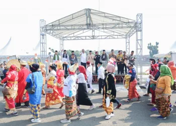Atasi Polusi Udara, Polisi Bersihkan Debu di Jalan Protokol Kota Tangerang Pakai Water Canon