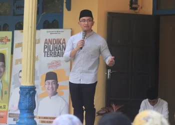 Dikunjungi Andika Hazrumy, Warga Petir Apresiasi Betonisasi Jalan oleh Bupati Tatu