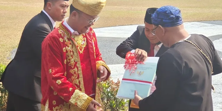 Wali Kota Depok Mohammad Idris menyerahkan penghargaan kepada Kepala BPN Depok Indra Gunawan usai upacara Kemerdekaan RI ke-78 di halaman Pemerintah Kota Depok, Kamis, 17 Agustus 2023.