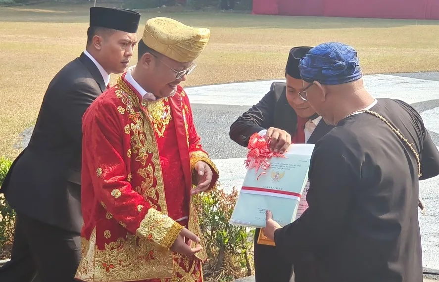 Wali Kota Depok Mohammad Idris menyerahkan penghargaan kepada Kepala BPN Depok Indra Gunawan usai upacara Kemerdekaan RI ke-78 di halaman Pemerintah Kota Depok, Kamis, 17 Agustus 2023.
